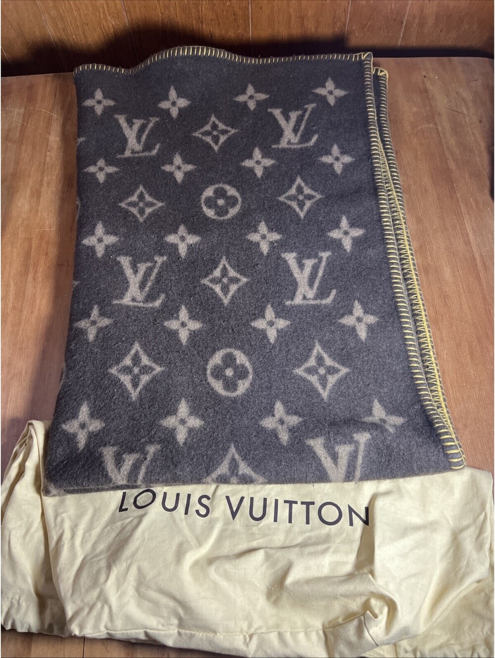 Authentic Louis Vuitton Vintage Wool Blanket Made In Scotland 401486